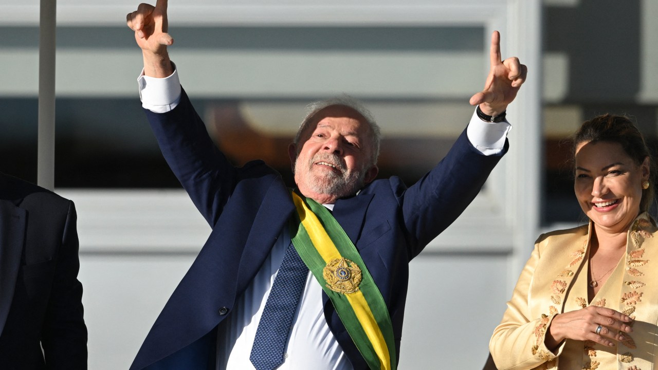 Brazil's new President Luiz Inacio Lula da Silva gestures next to his wife First Lady Rosangela "Janja" da Silva after receiving presidential sash at Planalto Palace after his inauguration ceremony at the National Congress, in Brasilia, on January 1, 2023. - Lula da Silva, a 77-year-old leftist who already served as president of Brazil from 2003 to 2010, takes office for the third time with a grand inauguration in Brasilia. (Photo by EVARISTO SA / AFP)