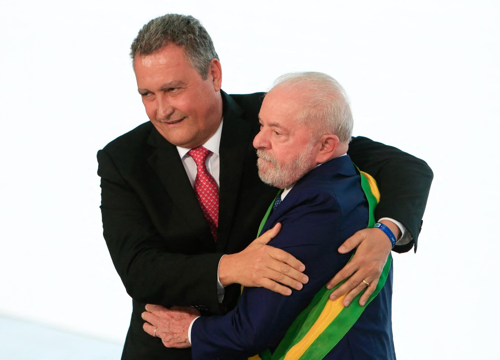 Brazil's new President Luiz Inacio Lula da Silva (R) poses for a picture with Chief of Staff Rui Costa during the induction ceremony of the members of his cabinet, at Planalto Palace in Brasilia on January 1, 2023, after his inauguration ceremony. - Lula da Silva, a 77-year-old leftist who already served as president of Brazil from 2003 to 2010, will take office for the third time with a grand inauguration in Brasilia. (Photo by Sergio LIMA / AFP)