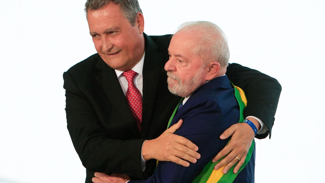 Brazil's new President Luiz Inacio Lula da Silva (R) poses for a picture with Chief of Staff Rui Costa during the induction ceremony of the members of his cabinet, at Planalto Palace in Brasilia on January 1, 2023, after his inauguration ceremony. - Lula da Silva, a 77-year-old leftist who already served as president of Brazil from 2003 to 2010, will take office for the third time with a grand inauguration in Brasilia. (Photo by Sergio LIMA / AFP)