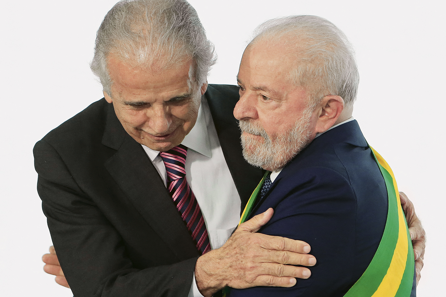 SUSPEITAS - José Múcio e Lula: o ministro tenta pacificar as relações, enquanto o presidente acusa militares de golpismo -
