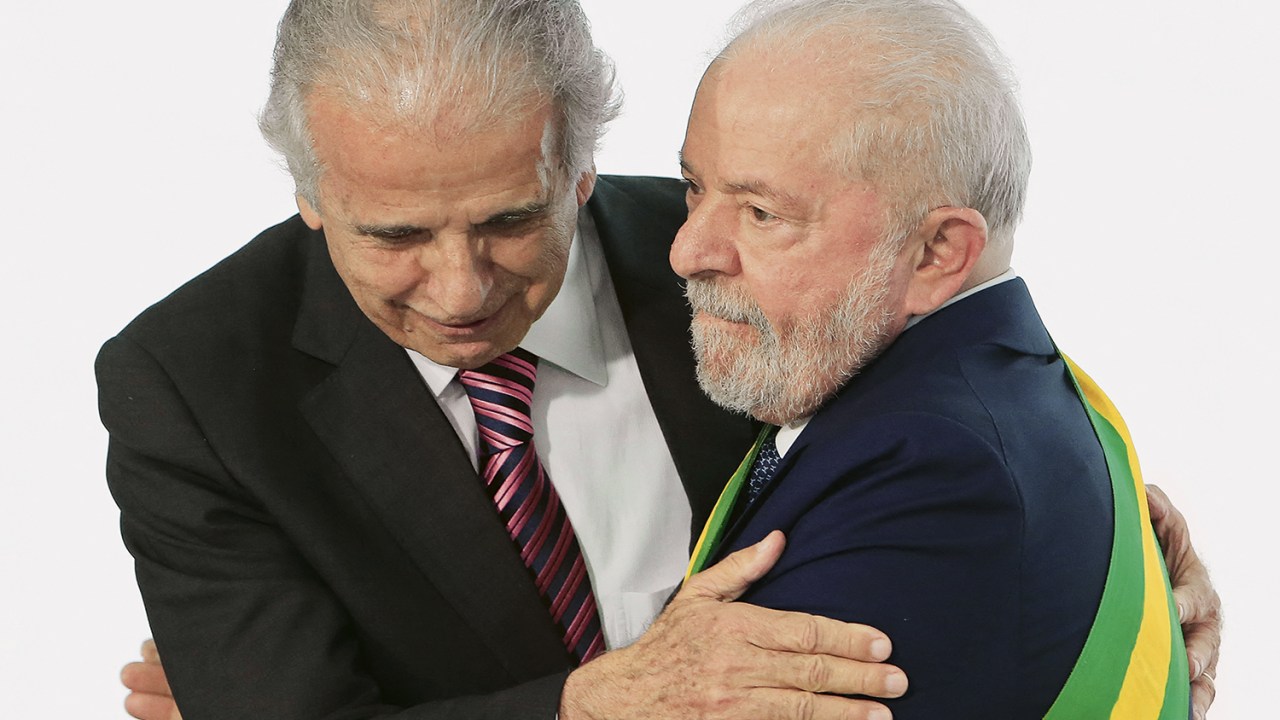SUSPEITAS - José Múcio e Lula: o ministro tenta pacificar as relações, enquanto o presidente acusa militares de golpismo -