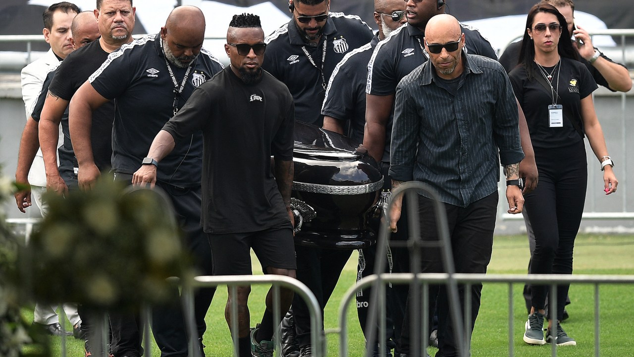 People transport the coffin of Brazilian football legend Pele into the Urbano Caldeira stadium in Santos, Sao Paulo, Brazil on January 2, 2023. - Brazilians bid a final farewell this week to football giant Pele, starting Monday with a 24-hour public wake at the stadium of his long-time team, Santos. (Photo by CARL DE SOUZA / AFP)