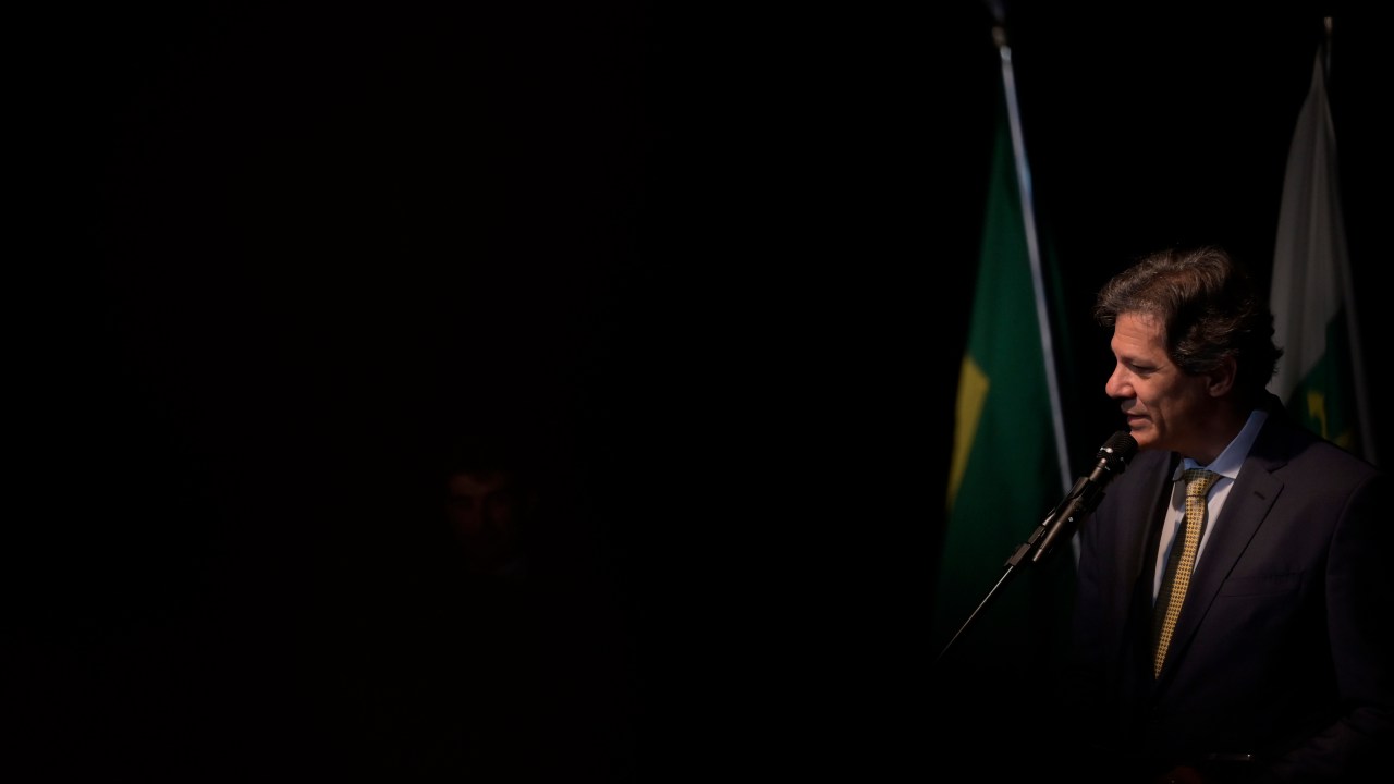 Brazilian new Finance Minister Fernando Haddad delivers a speech during his swearing-in ceremony at the Centro Cultural Banco do Brasil in Brasilia, on January 2, 2023. (Photo by DOUGLAS MAGNO / AFP)