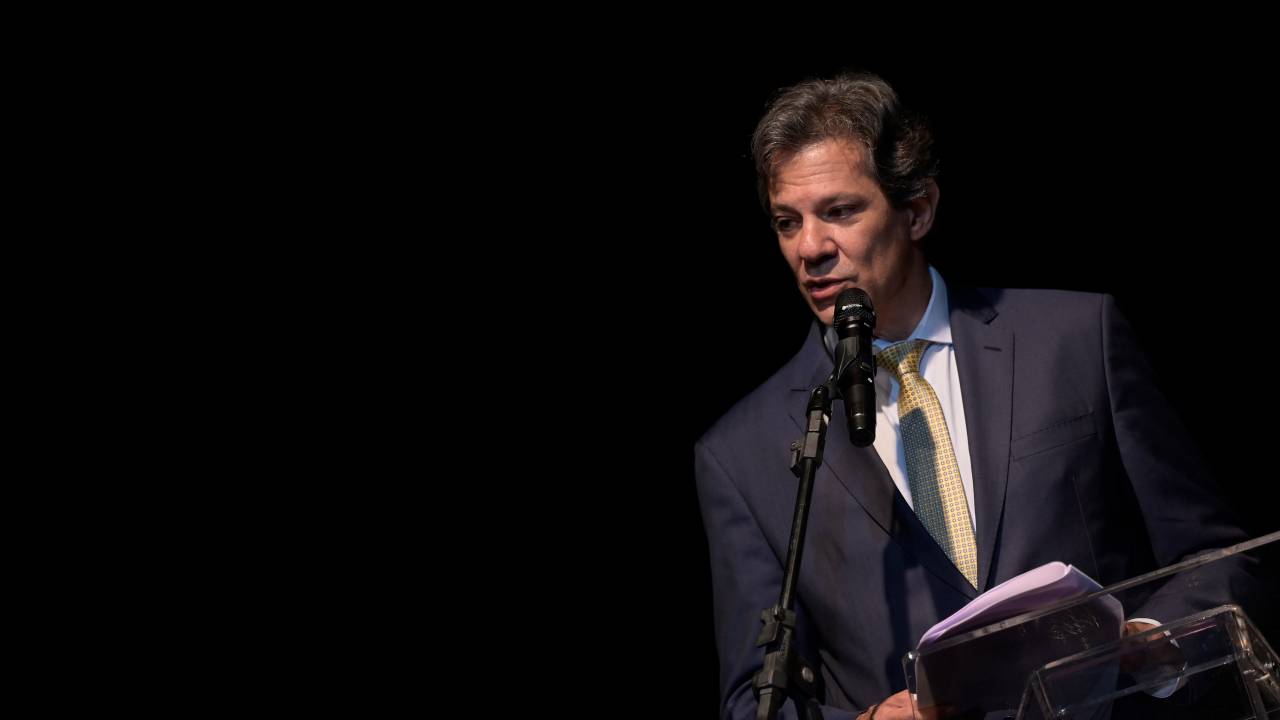 Brazilian new Finance Minister Fernando Haddad delivers a speech during his swearing-in ceremony at the Centro Cultural Banco do Brasil in Brasilia, on January 2, 2023. (Photo by DOUGLAS MAGNO / AFP)