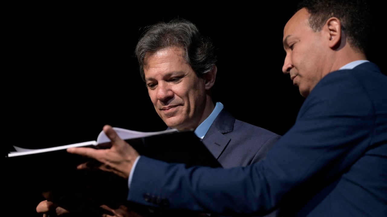 Brazilian new Finance Minister Fernando Haddad attends his swearing-in ceremony at the Centro Cultural Banco do Brasil in Brasilia, on January 2, 2023. (Photo by DOUGLAS MAGNO / AFP)