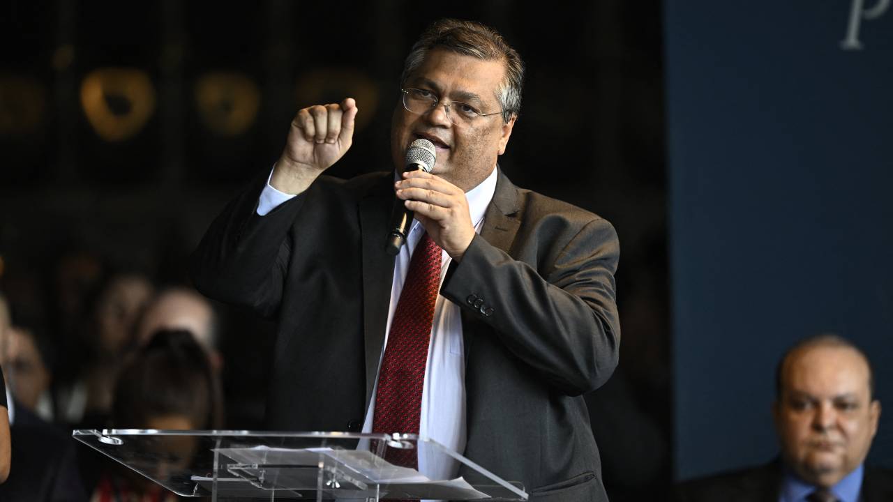 `Brazilian new Justice Minister Flavio Dino delivers a speech during his swearing-in ceremony at the Justice Palace in Brasilia, on January 2, 2023. (Photo by MAURO PIMENTEL / AFP)