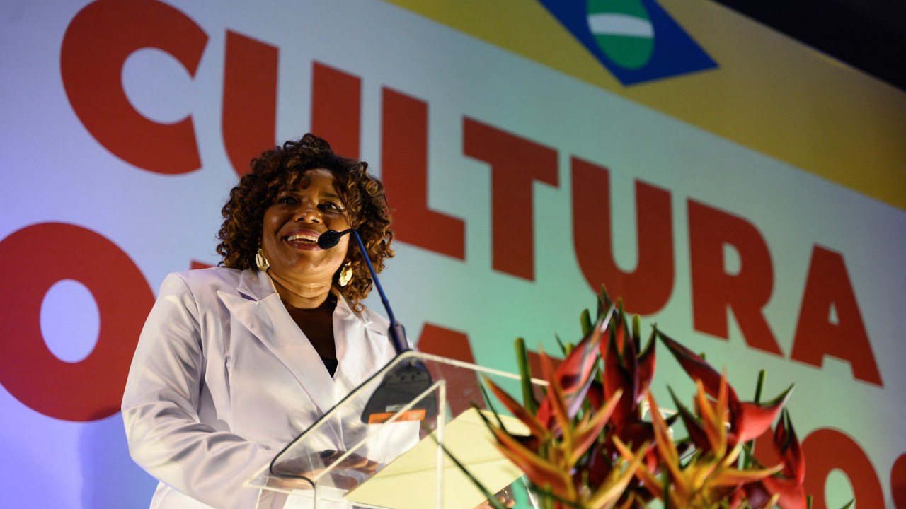 Brazilian new Culture Minister Margareth Menezes delivers a speech during her swearing-in ceremony at the Republic Museum in Brasilia, on January 2, 2023. - Menezes took office as Culture minister for the new administration of Brazil's President Luiz Inacio Lula da Silva. (Photo by Mauro PIMENTEL / AFP)