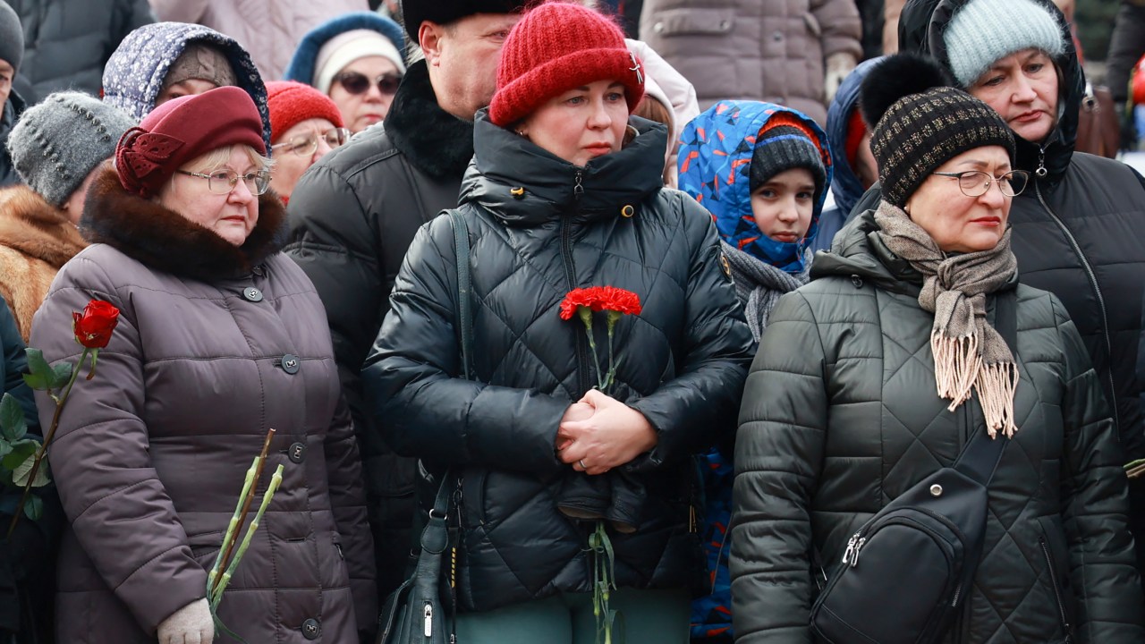 Mourners gather to lay flowers in memory of more than 60 Russian soldiers that Russia says were killed in a Ukrainian strike on Russian-controlled territory, in Samara, on January 3, 2023. - Russia on January 2 said more than 60 soldiers were killed in a Ukrainian strike on Russian-controlled territory in a New Year assault, the biggest loss of life reported by Moscow so far. Kyiv took responsibility for the strike, which it said took place in the occupied city of Makiivka in eastern Ukraine on New Year's Eve. The killed soldiers were mobilized mainly from the Samara region. The strike, in the occupied city of Makiivka, is the biggest loss of life reported by Moscow so far. (Photo by Arden Arkman / AFP)