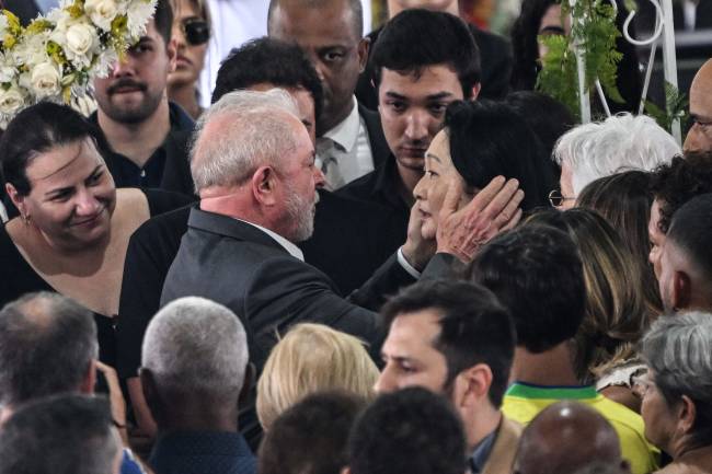 Lula consola Márcia Aoki, a viúva de Pelé Lula consola Márcia Aoki, a viúva de Pelé