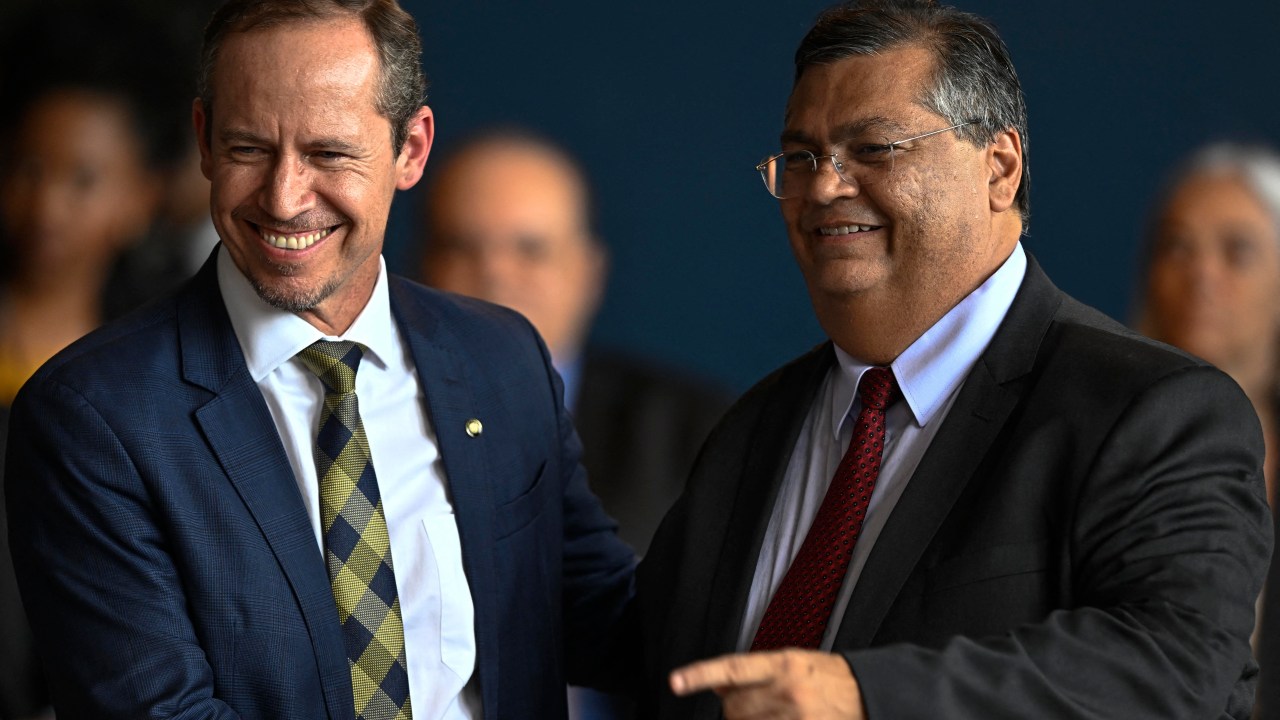 Brazilian new Justice Minister Flavio Dino (R) poses for a picture with Executive-Secretary of the Brazilian Justice Minister Ricardo Cappelli (L) during Dino's swearing-in ceremony at the Justice Palace in Brasilia on January 2, 2023. (Photo by MAURO PIMENTEL / AFP)