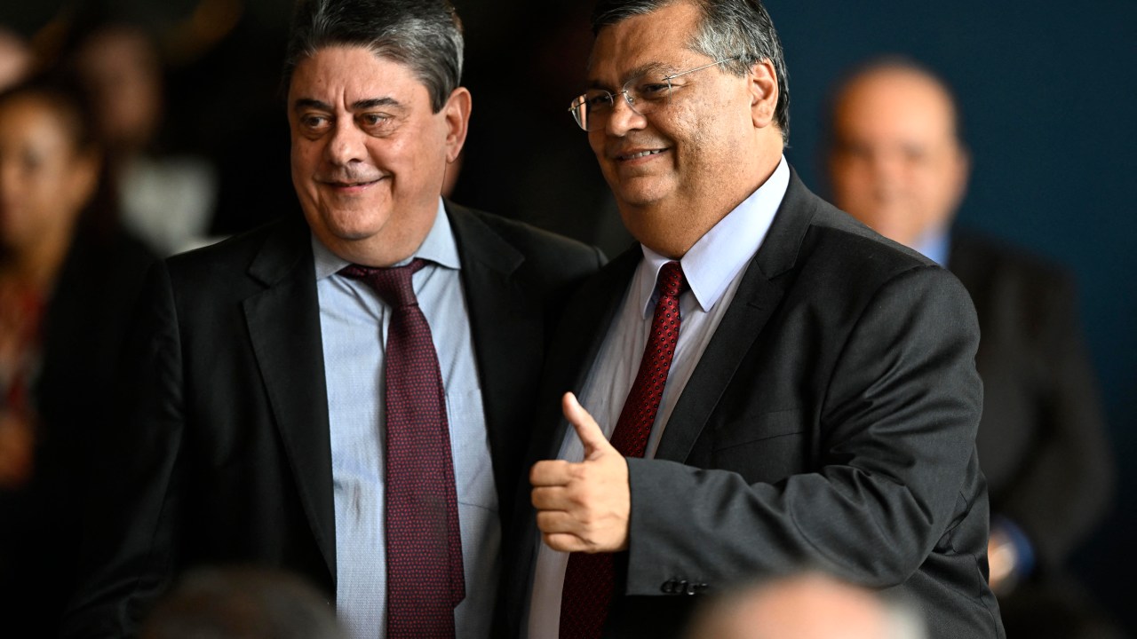 Brazilian new Justice Minister Flavio Dino (R) poses for a picture with National Consumer Secretary of the Brazilian Justice Minister Wadih Damous (L) during Dino's swearing-in ceremony at the Justice Palace in Brasilia on January 2, 2023. (Photo by MAURO PIMENTEL / AFP)