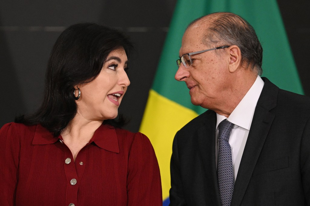 Brazilian new Planning Minister Simone Tebet and Vice President and Minister of Industry and Trade Geraldo Alckmin talk during Tebet's swearing-in ceremony at the Planalto Palace in Brasilia on January 5, 2023. (Photo by EVARISTO SA / AFP)