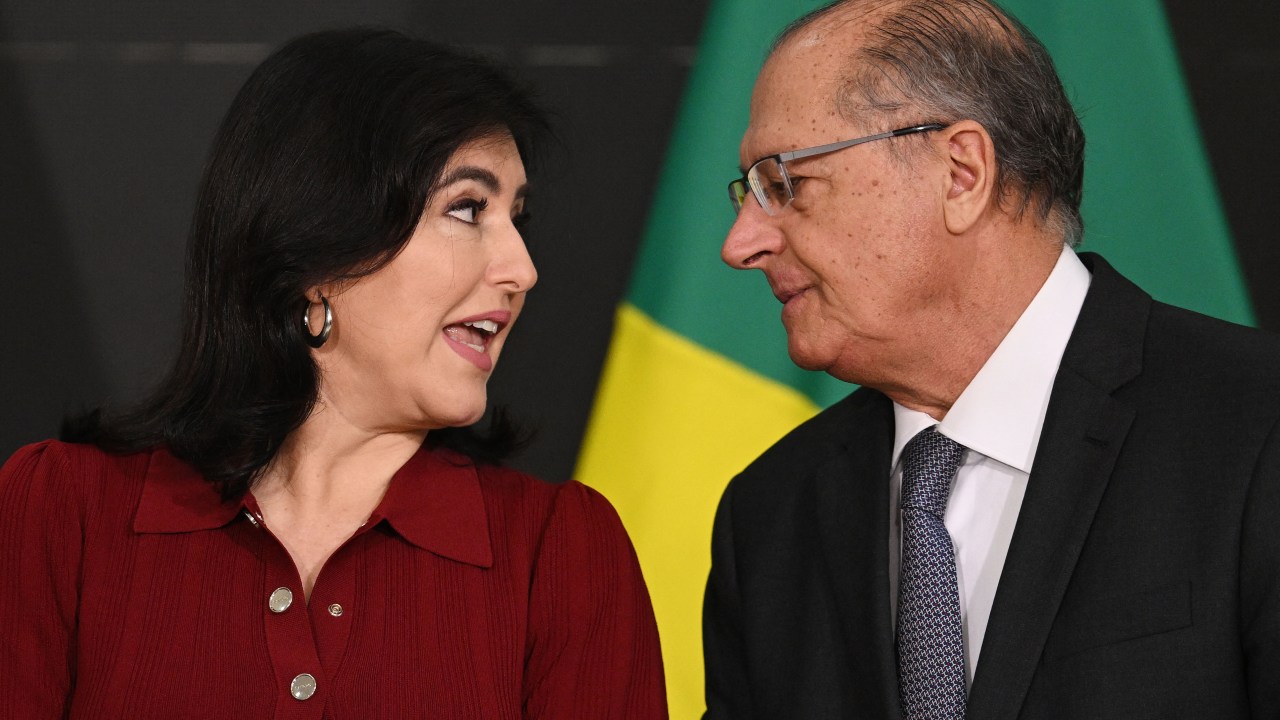 Brazilian new Planning Minister Simone Tebet and Vice President and Minister of Industry and Trade Geraldo Alckmin talk during Tebet's swearing-in ceremony at the Planalto Palace in Brasilia on January 5, 2023. (Photo by EVARISTO SA / AFP)