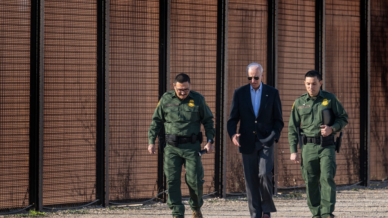 US President Joe Biden speaks with US Customs and Border Protection officers as he visits the US-Mexico border in El Paso, Texas, on January 8, 2023. (Photo by Jim WATSON / AFP)