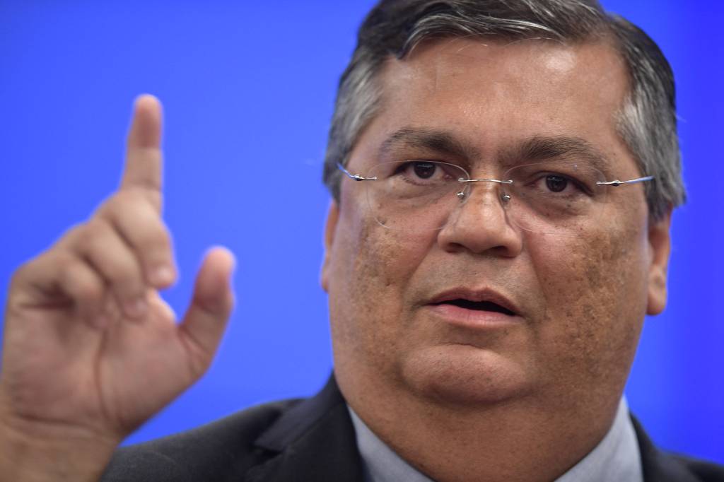 Oposição passa vergonha ao tentar constranger Dino na Câmara