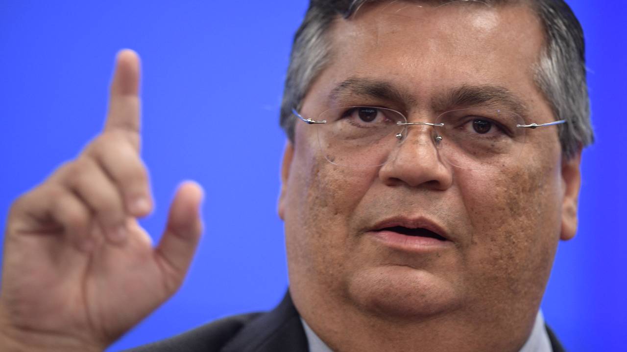Brazilian Justice and Public Security Minister Flavio Dino gestures during a press conferente at the Justice Palace in Brasilia on January 9, 2023, a day after supporters of Brazil's far-right ex-president Jair Bolsonaro invaded the Congress, presidential palace and Supreme Court. - Brazilian security forces locked down the area around Congress, the presidential palace and the Supreme Court Monday, a day after supporters of ex-president Jair Bolsonaro stormed the seat of power in riots that triggered an international outcry. Hardline Bolsonaro supporters have been protesting outside army bases calling for a military intervention to stop Lula from taking power since his election win. (Photo by CARL DE SOUZA / AFP)