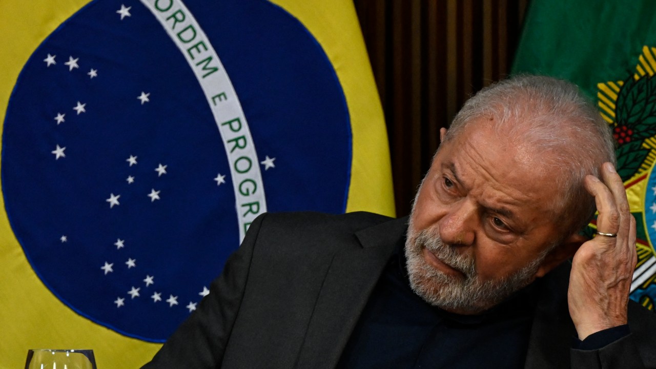 Brazil's President Luiz Inacio Lula da Silva gestures during a meeting with Governors at Planalto Palace in Brasilia, on January 9, 2023, a day after supporters of Brazil's far-right ex-president Jair Bolsonaro invaded the Congress, presidential palace, and Supreme Court. - Brazilian security forces locked down the area around Congress, the presidential palace and the Supreme Court Monday, a day after supporters of ex-president Jair Bolsonaro stormed the seat of power in riots that triggered an international outcry. Hardline Bolsonaro supporters have been protesting outside army bases calling for a military intervention to stop Lula from taking power since his election win. (Photo by MAURO PIMENTEL / AFP)