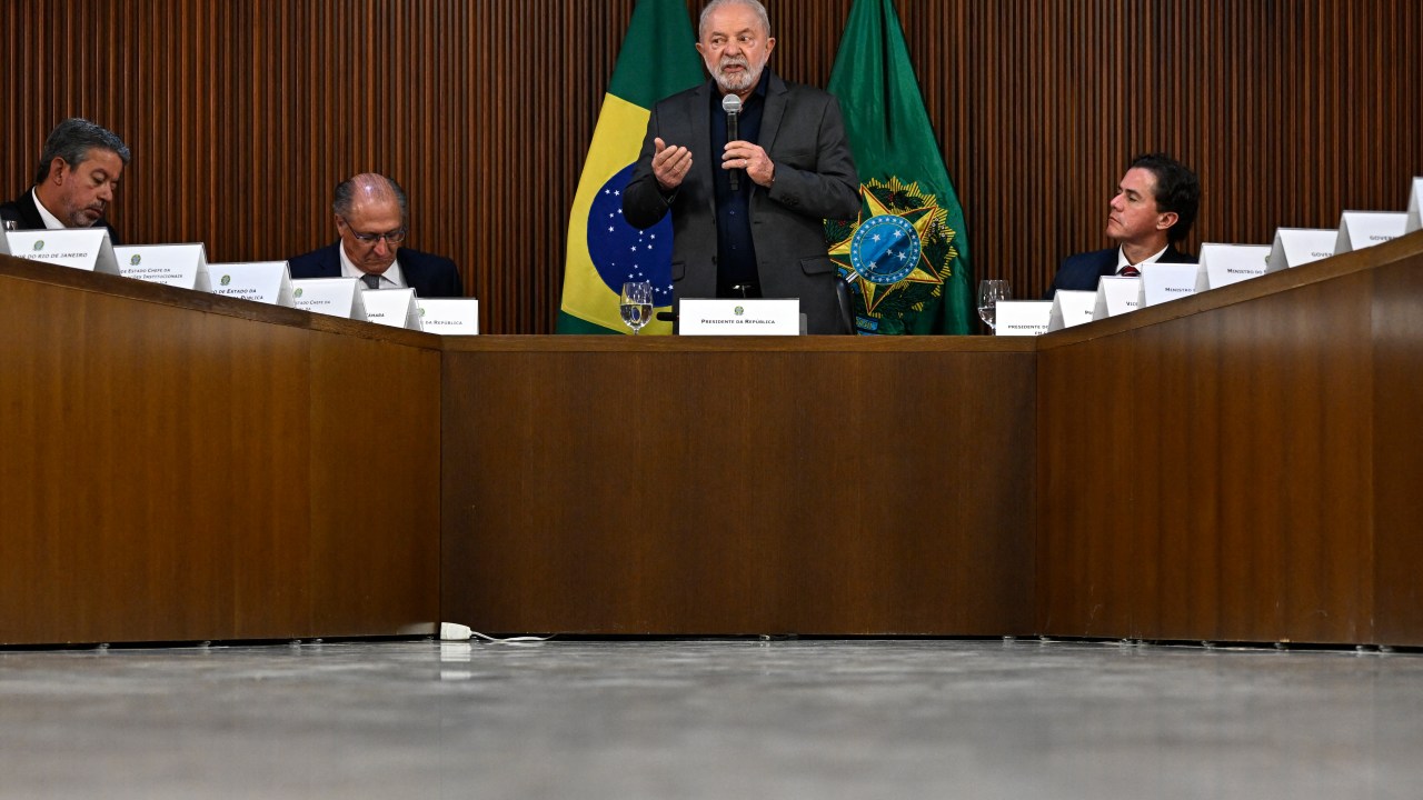 Brazil's President Luiz Inacio Lula da Silva speaks during a meeting with Governors at Planalto Palace in Brasilia, on January 9, 2023, a day after supporters of Brazil's far-right ex-president Jair Bolsonaro invaded the Congress, presidential palace, and Supreme Court. - Brazilian security forces locked down the area around Congress, the presidential palace and the Supreme Court Monday, a day after supporters of ex-president Jair Bolsonaro stormed the seat of power in riots that triggered an international outcry. Hardline Bolsonaro supporters have been protesting outside army bases calling for a military intervention to stop Lula from taking power since his election win. (Photo by MAURO PIMENTEL / AFP)