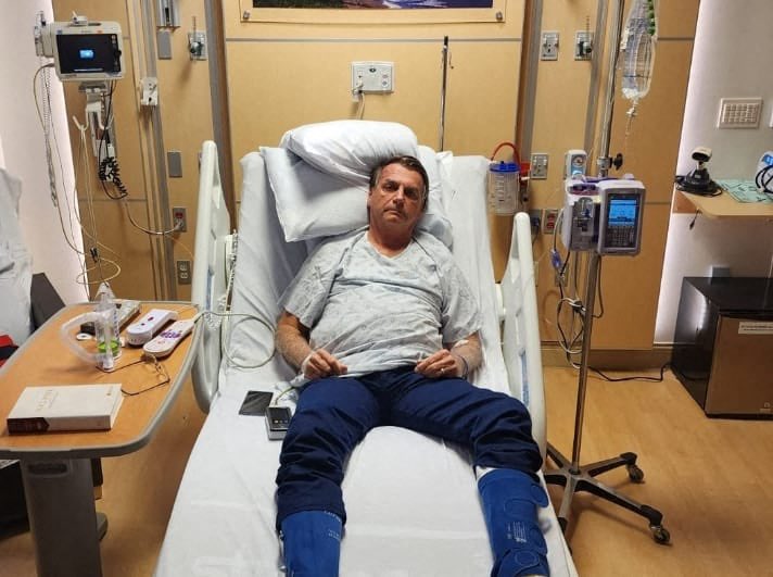 This handout photo obtained from the twitter account of Brazil's President Jair Bolsonaro (@jairbolsonaro), shows Brazil's former President Jair Bolsonaro on his hospital bed in Kissimmee, Florida, on January 9, 2023. - Brazilian security forces cleared protest camps Monday and arrested 1,500 people as President Luiz Inacio Lula da Silva condemned "acts of terrorism" after a far-right mob stormed the seat of power, unleashing chaos on the capital. (Photo by Jair Bolsonaro's official Twitter account / AFP) / RESTRICTED TO EDITORIAL USE - MANDATORY CREDIT "AFP PHOTO / Jair Bolsonaro's official Twitter account (@jairbolsonaro) " - NO MARKETING - NO ADVERTISING CAMPAIGNS - DISTRIBUTED AS A SERVICE TO CLIENTS