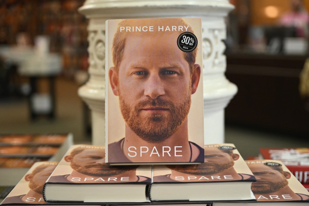 Copies of "Spare" by Britain's Prince Harry, Duke of Sussex, are displayed at a Barnes & Noble bookstore on January 10, 2023 in New York City. - After months of anticipation and a blanket publicity blitz, Prince Harry's autobiography "Spare" went on sale Tuesday as royal insiders hit back at his scorching revelations. (Photo by ANGELA WEISS / AFP)