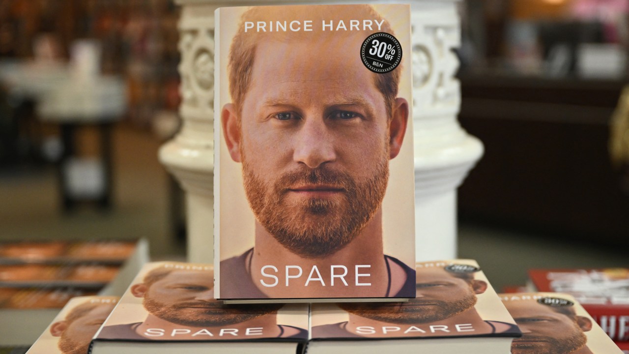Copies of "Spare" by Britain's Prince Harry, Duke of Sussex, are displayed at a Barnes & Noble bookstore on January 10, 2023 in New York City. - After months of anticipation and a blanket publicity blitz, Prince Harry's autobiography "Spare" went on sale Tuesday as royal insiders hit back at his scorching revelations. (Photo by ANGELA WEISS / AFP)
