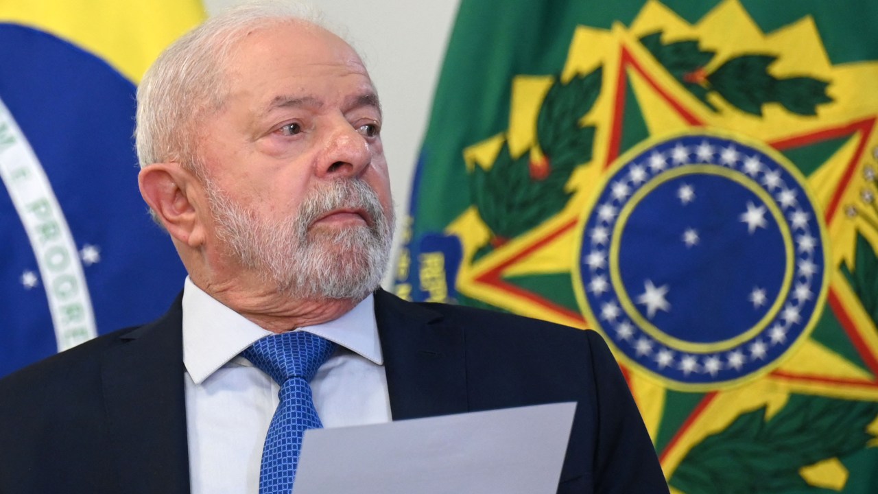 Brazil's President Luiz Inacio Lula da Silva attends a meeting with parliamentarians at Planalto Palace in Brasilia on January 11, 2023. - Parliamentarians brought Lula da Silva a document approving the decree of federal intervention issued by the federal government after Sunday's confrontations in Brasilia, when a far-right mob of supporters of former president Jair Bolsonaro stormed the federal powers buildings unleashing chaos on the capital. (Photo by EVARISTO SA / AFP)