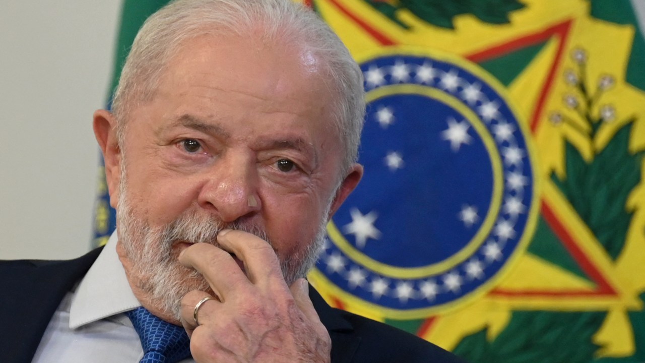 Brazil's President Luiz Inacio Lula da Silva gestures during a meeting with parliamentarians at Planalto Palace in Brasilia on January 11, 2023. - Parliamentarians brought Lula da Silva a document approving the decree of federal intervention issued by the federal government after Sunday's confrontations in Brasilia, when a far-right mob of supporters of former president Jair Bolsonaro stormed the federal powers buildings unleashing chaos on the capital. (Photo by EVARISTO SA / AFP)