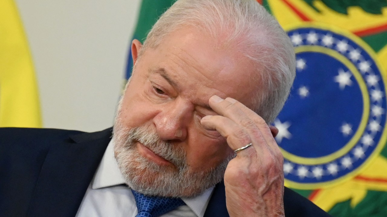 Brazil's President Luiz Inacio Lula da Silva gestures during a meeting with parliamentarians at Planalto Palace in Brasilia on January 11, 2023. - Parliamentarians brought Lula da Silva a document approving the decree of federal intervention issued by the federal government after Sunday's confrontations in Brasilia, when a far-right mob of supporters of former president Jair Bolsonaro stormed the federal powers buildings unleashing chaos on the capital. (Photo by EVARISTO SA / AFP)