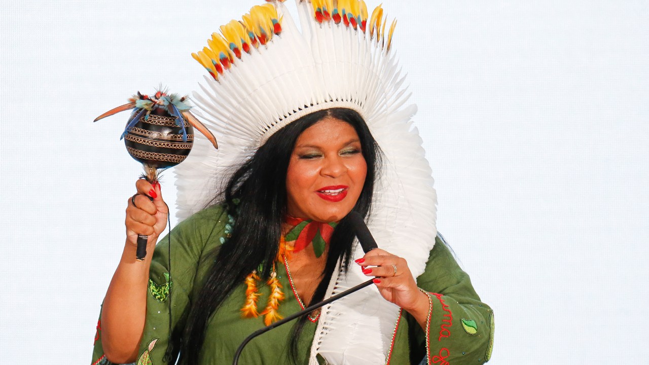 Brazilian new Minister of Indigenous People, Sonia Guajajara, delivers a speech during her swearing-in ceremony at the Planalto Palace in Brasilia, on January 11, 2023. (Photo by Sergio Lima / AFP)