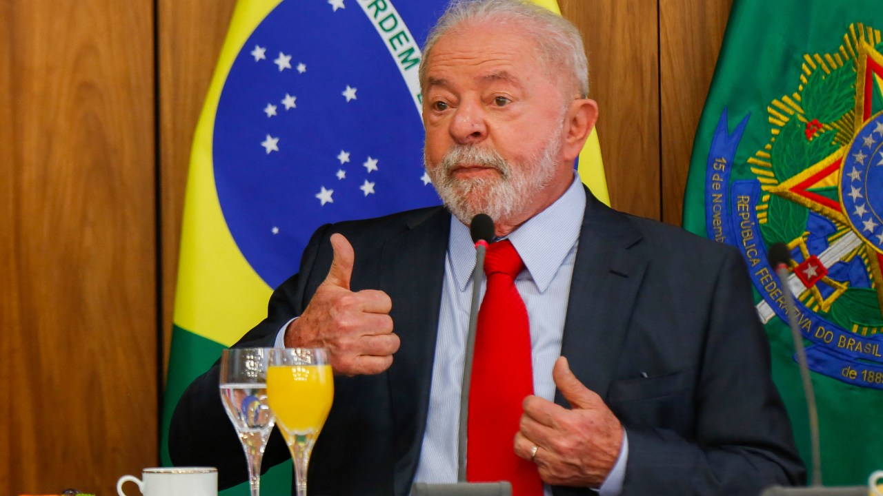 Brazilian President Luiz Inacio Lula da Silva gestures during a breakfast with accredited journalists at the Planalto Palace in Brasilia on January 12, 2023. (Photo by Sergio Lima / AFP)