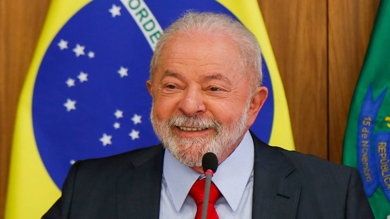 Brazilian President Luiz Inacio Lula da Silva gestures during a breakfast with accredited journalists at the Planalto Palace in Brasilia on January 12, 2023. (Photo by Sergio Lima / AFP)