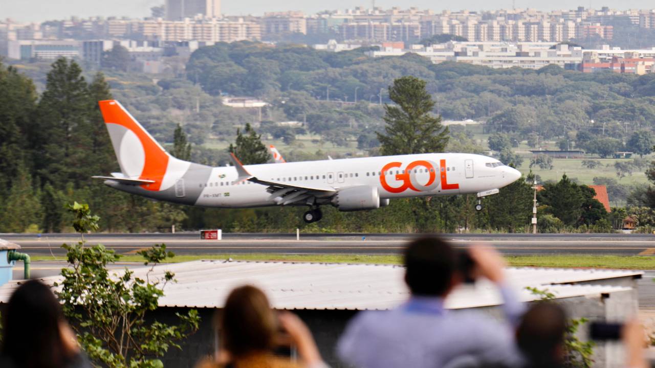 An aircraft carrying former Brazilian Justice Minister and former Secretary of Public Security of the Federal District Anderson Torres from Miami, US, lands at Brasilia airport on January 14, 2023. - Torres was arrested on arrival in Brasilia, on the orders of Supreme Court Judge Alexandre de Moraes, accused of omission in the case of the attacks and invasions of government buildings in the Brazilian capital on 8 January. (Photo by Sergio LIMA / AFP)