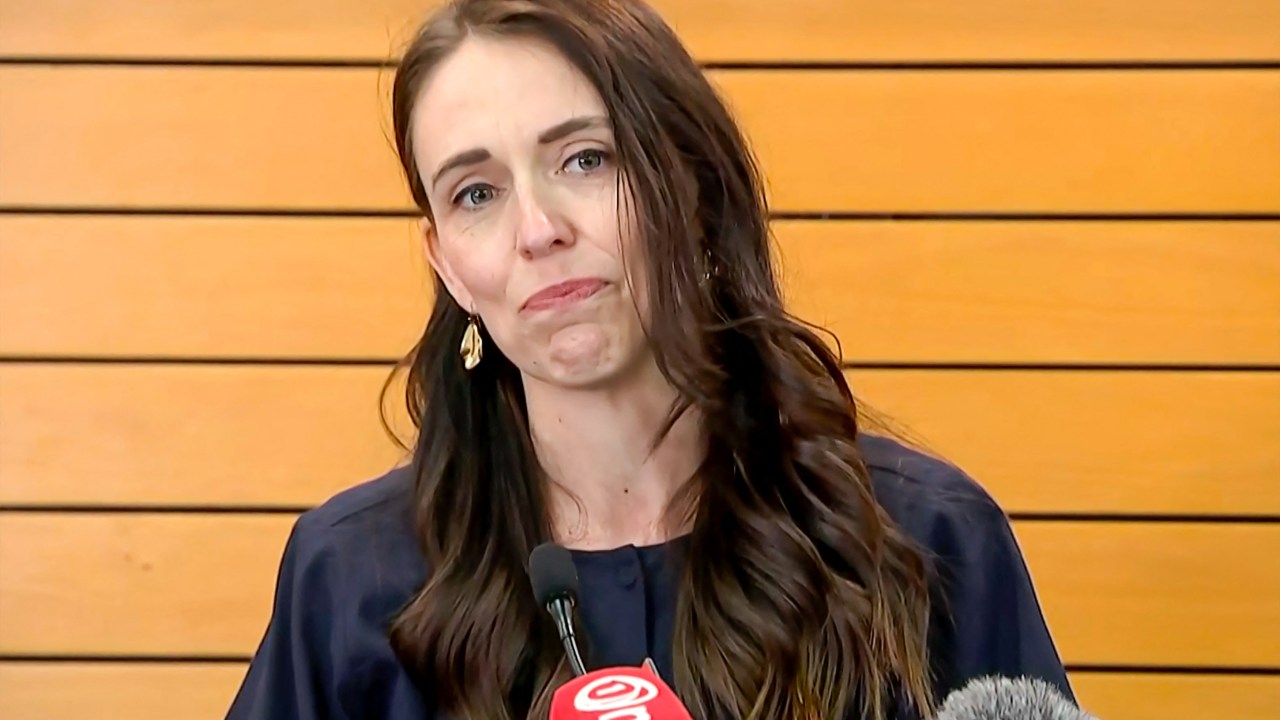 This video frame grab from TVNZ via AFPTV taken on January 19, 2023 shows New Zealand's Prime Minister Jacinda Ardern announcing she will resign from her post next month, in Wellington. - Ardern, a global figurehead of progressive politics, shocked the country on January 19 by announcing she would resign from office in a matter of weeks. (Photo by various sources / AFP) / - New Zealand OUT / -----EDITORS NOTE --- RESTRICTED TO EDITORIAL USE - MANDATORY CREDIT "AFP PHOTO / TVNZ via AFPTV " - NO MARKETING - NO ADVERTISING CAMPAIGNS - DISTRIBUTED AS A SERVICE TO CLIENTS