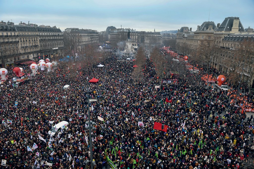 VESPEIRO - Protestos contra a medida, em Paris: dificuldade de mexer com o Estado provedor -