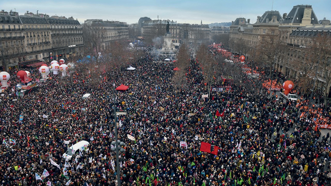 VESPEIRO - Protestos contra a medida, em Paris: dificuldade de mexer com o Estado provedor -