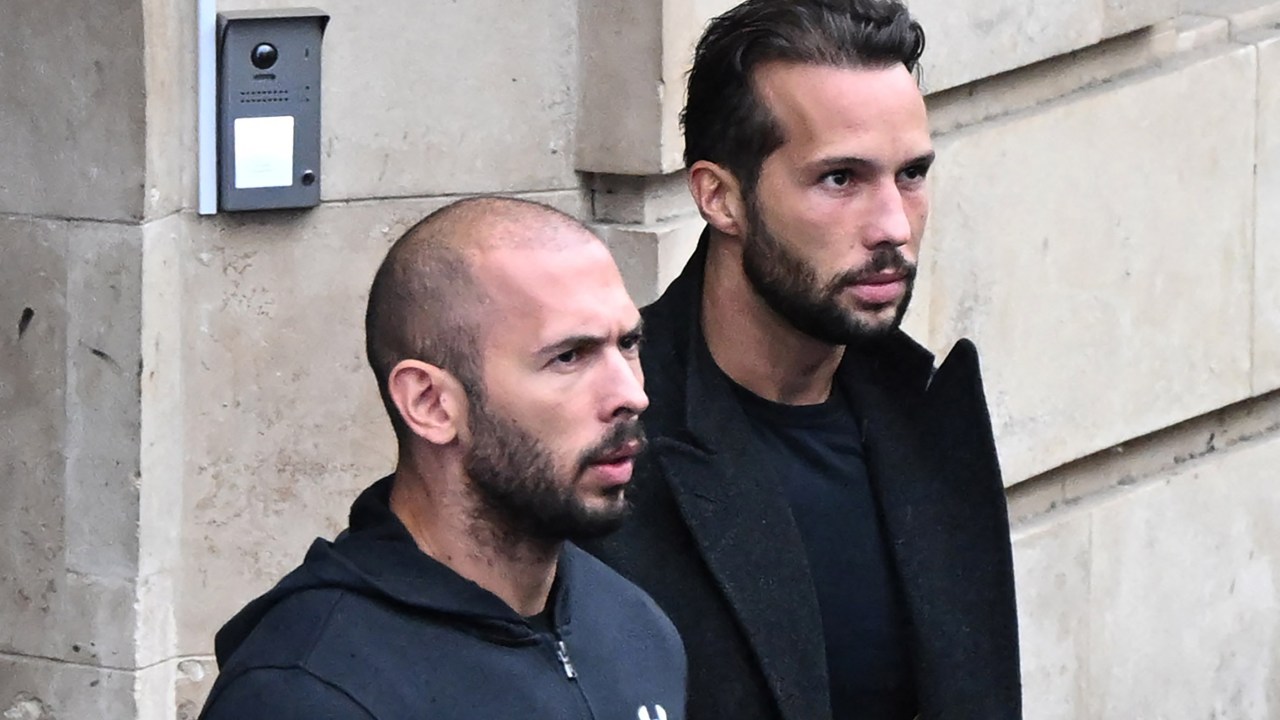 (FILES) This file photo taken on January 10, 2023 shows British-US former professional kickboxer and controversial influencer Andrew Tate (L) and his brother Tristan Tate (R) exiting a court in Bucharest, Romania. - A Bucharest court on on January 20, 2023 extended the detention of the controversial influencer Andrew Tate, who is being investigated for alleged human trafficking and rape, and his brother Tristan by one month, prosecutors said. "At the request of the prosecution, the court has accepted the extension of the detention of the two Tate brothers until February 27," Ramona Bolla, a spokeswoman for Romania's anti-organised crime and terrorism directorate (DIICOT), told AFP. (Photo by Daniel MIHAILESCU / AFP)