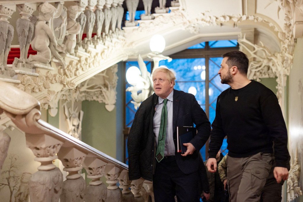 This handout picture taken and released by Ukrainian Presidential press service on January 22, 2023, shows former British Prime Minister Boris Johnson (L) and Ukrainian President Volodymyr Zelensky (R) prior to their talks in Kyiv, amid Russian invasion of Ukraine. (Photo by Ukrainian Presidential Press Service / AFP) / RESTRICTED TO EDITORIAL USE - MANDATORY CREDIT "AFP PHOTO / UKRAINIAN PRESIDENTIAL PRESS SERVICE " - NO MARKETING - NO ADVERTISING CAMPAIGNS - DISTRIBUTED AS A SERVICE TO CLIENTS