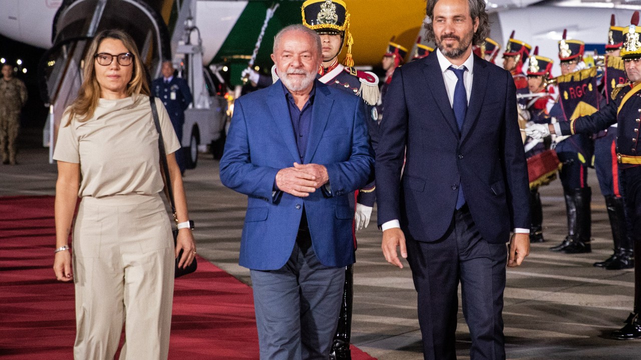 This handout picture released by the Argentinian Foreign Ministry shows Brazilian President Luiz Inacio Lula da Silva (C), accompanied by his wife Rosangela "Janja" da Silva (L) and Argentine Foreign Minister Santiago Cafiero (R), during his arrival to the Jorge Newbery Aeroparque Military Air Station in Buenos Aires, on January 22, 2023. - Brazil's President Luiz Inacio Lula da Silva begins his first international tour this Sunday with a visit to Argentina and Uruguay with the aim of restoring regional leadership to Brazil after the management of the far-right Jair Bolsonaro. (Photo by Irina Dambrauskas / Argentinian Foreign Ministry / AFP) / RESTRICTED TO EDITORIAL USE - MANDATORY CREDIT "AFP PHOTO / ARGENTINIAN FOREIGN MINISTRY / IRINA DAMBRAUSKAS" - NO MARKETING NO ADVERTISING CAMPAIGNS - DISTRIBUTED AS A SERVICE TO CLIENTS