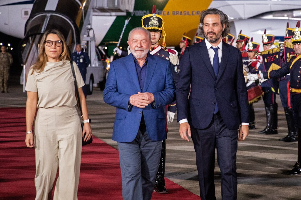This handout picture released by the Argentinian Foreign Ministry shows Brazilian President Luiz Inacio Lula da Silva (C), accompanied by his wife Rosangela "Janja" da Silva (L) and Argentine Foreign Minister Santiago Cafiero (R), during his arrival to the Jorge Newbery Aeroparque Military Air Station in Buenos Aires, on January 22, 2023. - Brazil's President Luiz Inacio Lula da Silva begins his first international tour this Sunday with a visit to Argentina and Uruguay with the aim of restoring regional leadership to Brazil after the management of the far-right Jair Bolsonaro. (Photo by Irina Dambrauskas / Argentinian Foreign Ministry / AFP) / RESTRICTED TO EDITORIAL USE - MANDATORY CREDIT "AFP PHOTO / ARGENTINIAN FOREIGN MINISTRY / IRINA DAMBRAUSKAS" - NO MARKETING NO ADVERTISING CAMPAIGNS - DISTRIBUTED AS A SERVICE TO CLIENTS