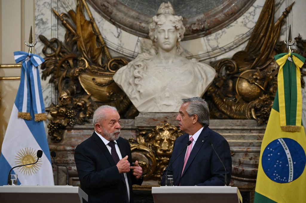 Brazilian President Luiz Inacio Lula da Silva (L) and Argentine President Alberto Fernandez (R) speak before a press conference at the Casa Rosada presidential palace in Buenos Aires on January 23, 2023. - Brazil's President Luiz Inacio Lula da Silva began his first international tour last Sunday with a visit to Argentina and Uruguay with the aim of restoring regional leadership to Brazil after the management of the far-right Jair Bolsonaro. (Photo by Luis ROBAYO / AFP)