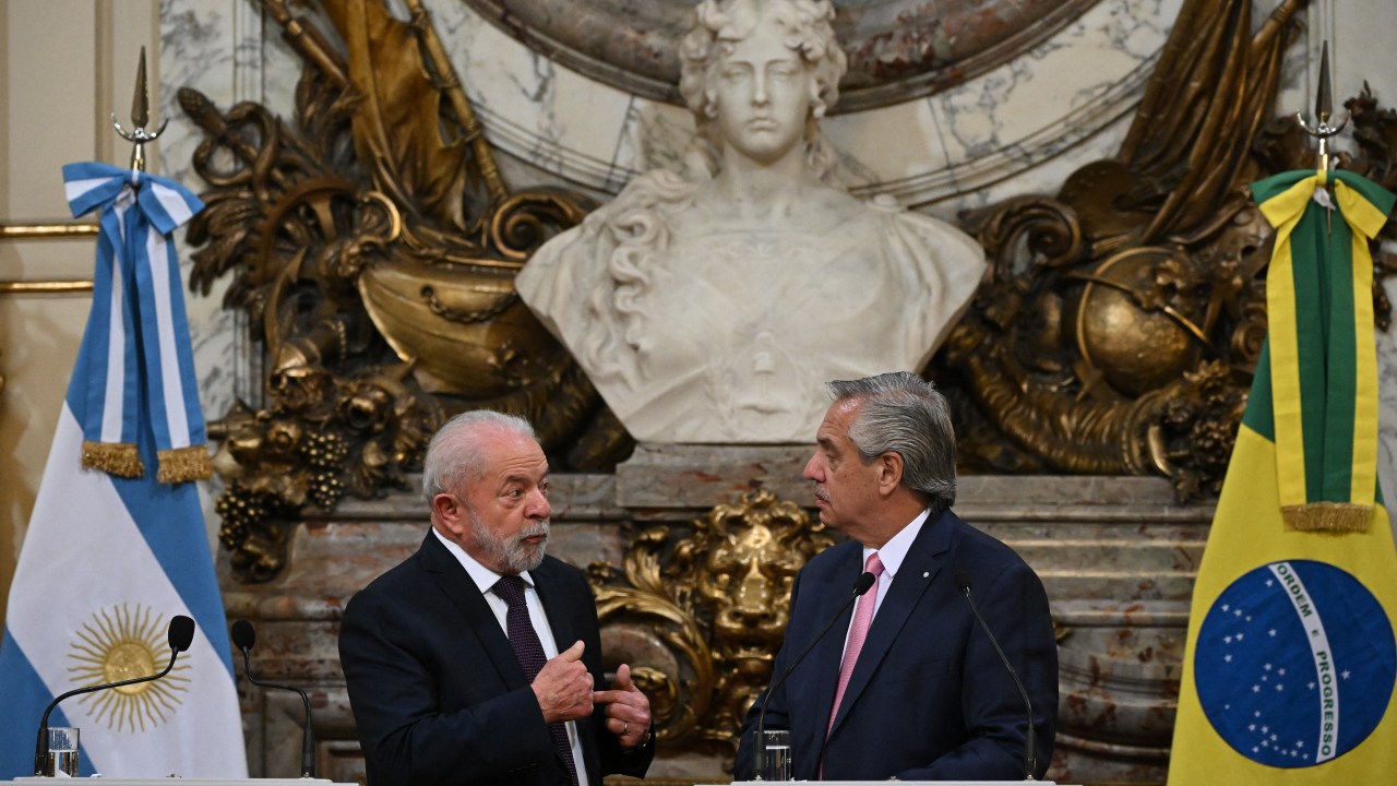 Brazilian President Luiz Inacio Lula da Silva (L) and Argentine President Alberto Fernandez (R) speak before a press conference at the Casa Rosada presidential palace in Buenos Aires on January 23, 2023. - Brazil's President Luiz Inacio Lula da Silva began his first international tour last Sunday with a visit to Argentina and Uruguay with the aim of restoring regional leadership to Brazil after the management of the far-right Jair Bolsonaro. (Photo by Luis ROBAYO / AFP)