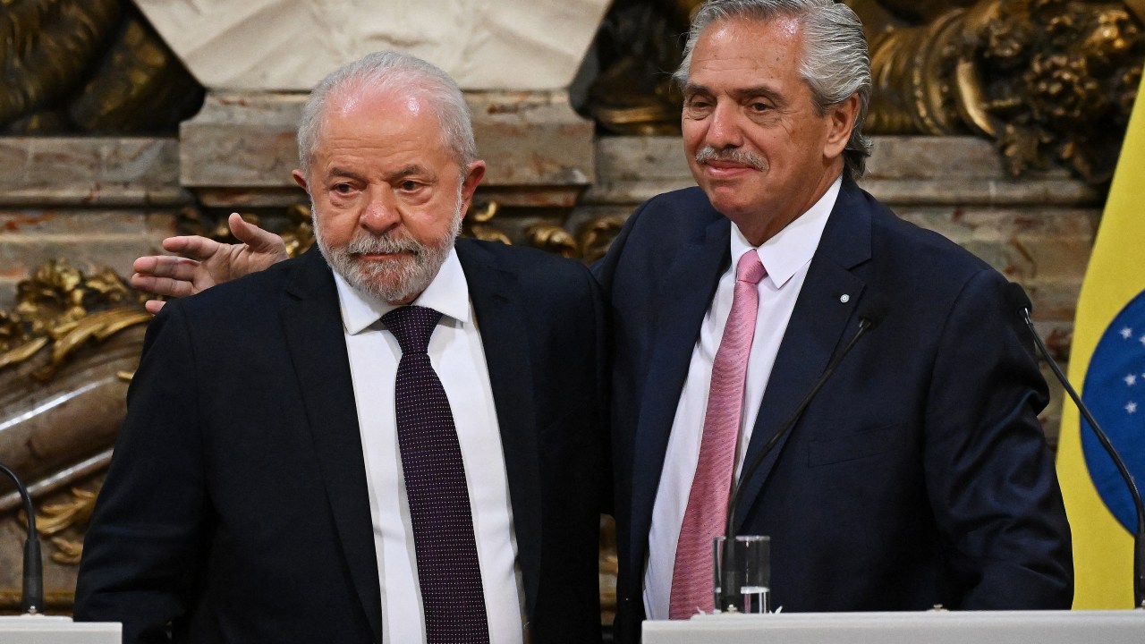 Brazilian President Luiz Inacio Lula da Silva (L) and Argentine President Alberto Fernandez (R) hug during a press conference at the Casa Rosada presidential palace in Buenos Aires on January 23, 2023. - Brazil's President Luiz Inacio Lula da Silva began his first international tour last Sunday with a visit to Argentina and Uruguay with the aim of restoring regional leadership to Brazil after the management of the far-right Jair Bolsonaro. (Photo by Luis ROBAYO / AFP)