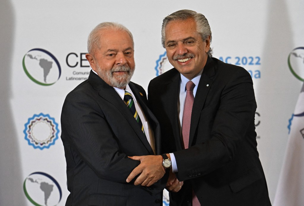 Argentine President Alberto Fernandez (R) poses for a picture with Brazilian President Luiz Inacio Lula da Silva (L) before the opening of the Community of Latin American and Caribbean States (CELAC) summit in Buenos Aires, on January 24, 2023. - Fifteen Latin American heads of state and government meet Tuesday in Buenos Aires for a regional summit welcoming back Brazil as President Luiz Inacio Lula da Silva looks to rebuild bridges after his far-right predecessor Jair Bolsonaro pulled out of the grouping. (Photo by Luis ROBAYO / AFP)