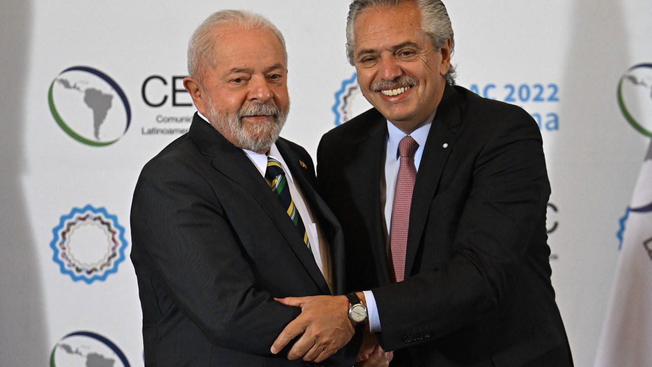 Argentine President Alberto Fernandez (R) poses for a picture with Brazilian President Luiz Inacio Lula da Silva (L) before the opening of the Community of Latin American and Caribbean States (CELAC) summit in Buenos Aires, on January 24, 2023. - Fifteen Latin American heads of state and government meet Tuesday in Buenos Aires for a regional summit welcoming back Brazil as President Luiz Inacio Lula da Silva looks to rebuild bridges after his far-right predecessor Jair Bolsonaro pulled out of the grouping. (Photo by Luis ROBAYO / AFP)