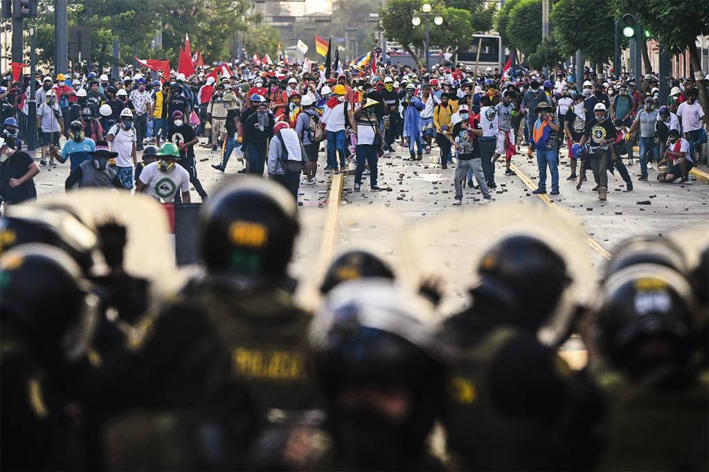 REVOLTA - Protesto no Peru: a esquerda chega ao poder em versões diversas -
