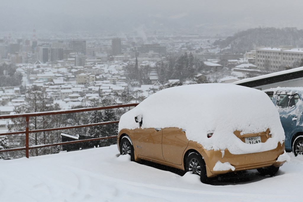 Carro coberto por neve em Nagano, Japão. 25/01/2023