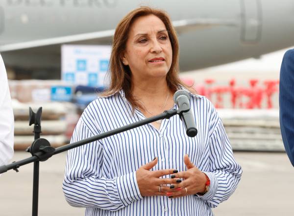 This handout picture distributed by the Peruvian Presidency press service shows Peru´s President Dina Boluarte speaking during an event to send medicine and medical equipment to the Apurimac region, in southern Peru, in Lima on January 27, 2023. (Photo by Melina Mejia / Peruvian Presidency / AFP) / RESTRICTED TO EDITORIAL USE - MANDATORY CREDIT "AFP PHOTO / PERUVIAN PRESIDENCY / MELINA MEJIA" - NO MARKETING NO ADVERTISING CAMPAIGNS - DISTRIBUTED AS A SERVICE TO CLIENTS