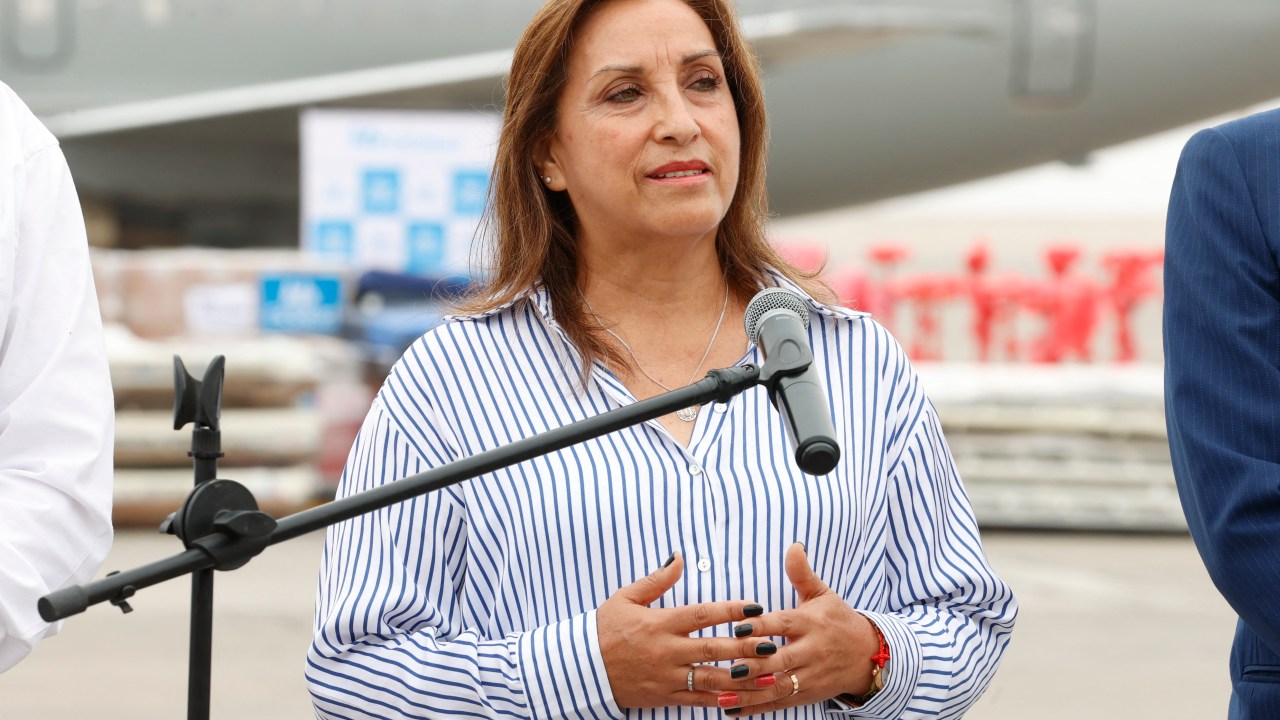 This handout picture distributed by the Peruvian Presidency press service shows Peru´s President Dina Boluarte speaking during an event to send medicine and medical equipment to the Apurimac region, in southern Peru, in Lima on January 27, 2023. (Photo by Melina Mejia / Peruvian Presidency / AFP) / RESTRICTED TO EDITORIAL USE - MANDATORY CREDIT "AFP PHOTO / PERUVIAN PRESIDENCY / MELINA MEJIA" - NO MARKETING NO ADVERTISING CAMPAIGNS - DISTRIBUTED AS A SERVICE TO CLIENTS
