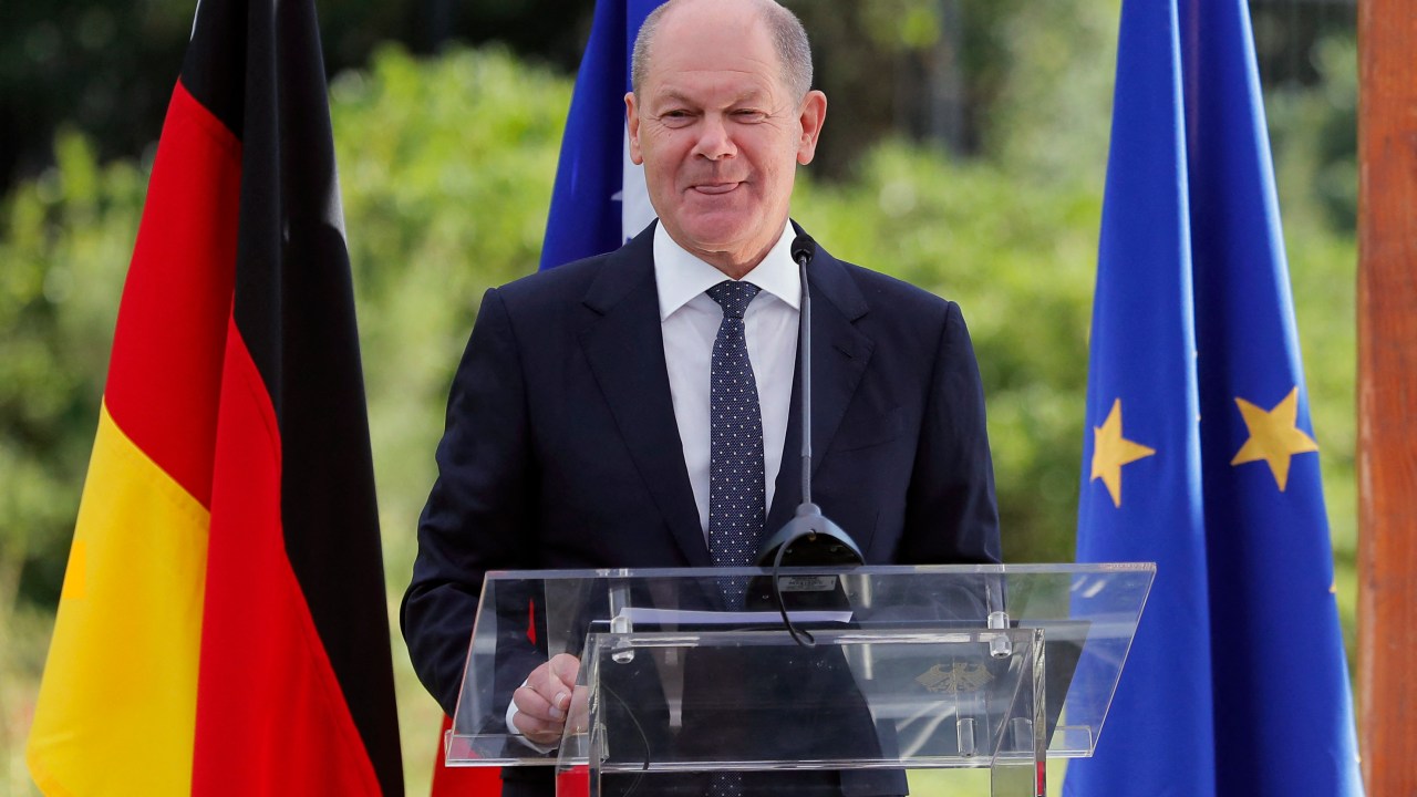 Germany's Chancellor Olaf Scholz gestures during a meeting with Chilean businessmen in Santiago, on January 30, 2023. - Scholz is on official visit to Chile, part of a Latin America tour that also includes Argentina and Brazil, where Berlin and the EU are seeking a reset following the election of Luiz Inacio Lula da Silva. (Photo by JAVIER TORRES / AFP)