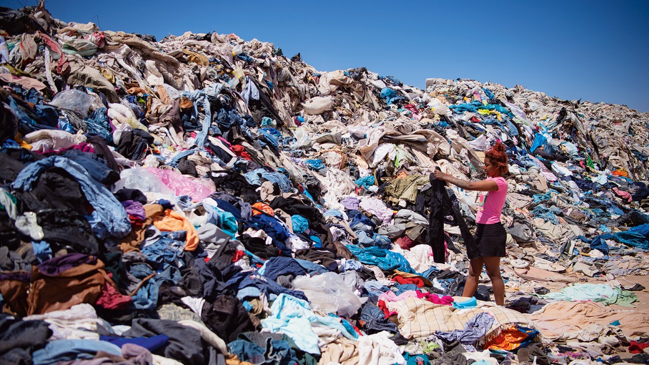 FAST FASHION - Peças descartadas no deserto: 60 000 toneladas anuais de roupas que vêm da Europa e Estados Unidos -